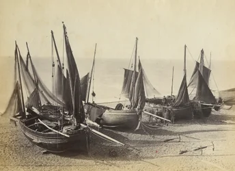 Bateaux de pêche tirés sur la plage à Shoreham-by-Sea, vers 1880